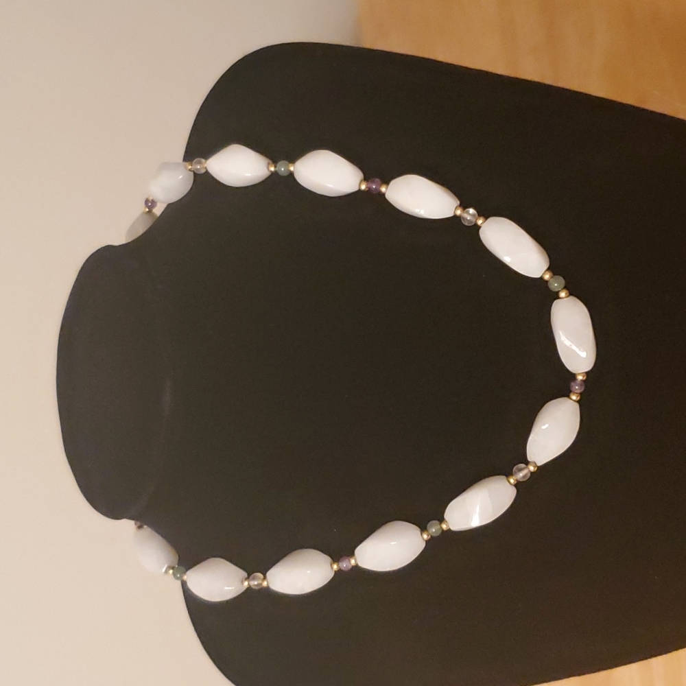 Vintage 18" white necklace